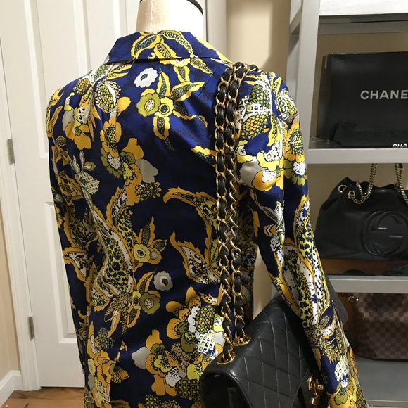 Wow can you pull this jacket off?? 🐥 - Picture 2 of 4